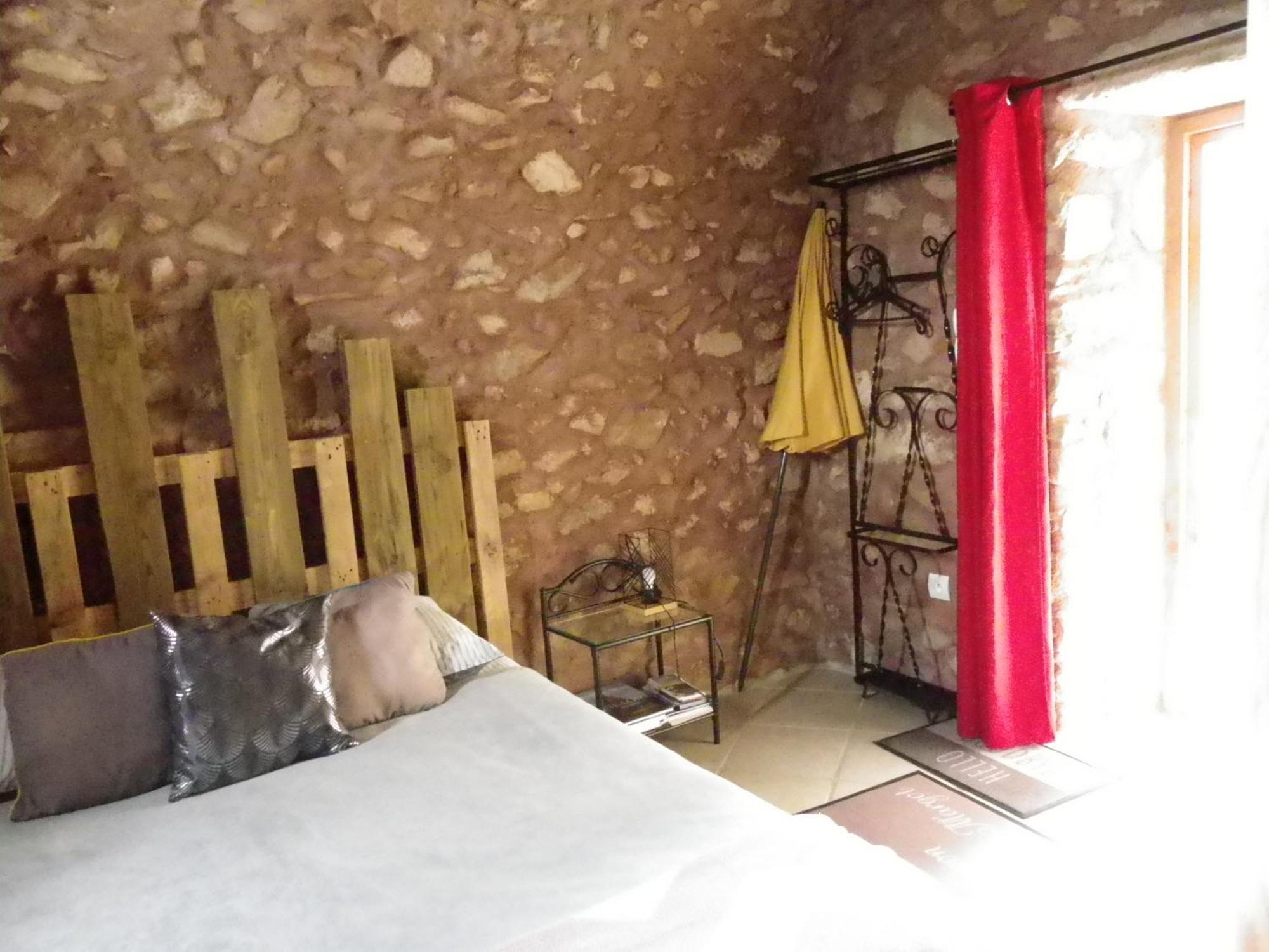 Bed and Breakfast Le Donjon De La Reine Margot Beaumont  Экстерьер фото