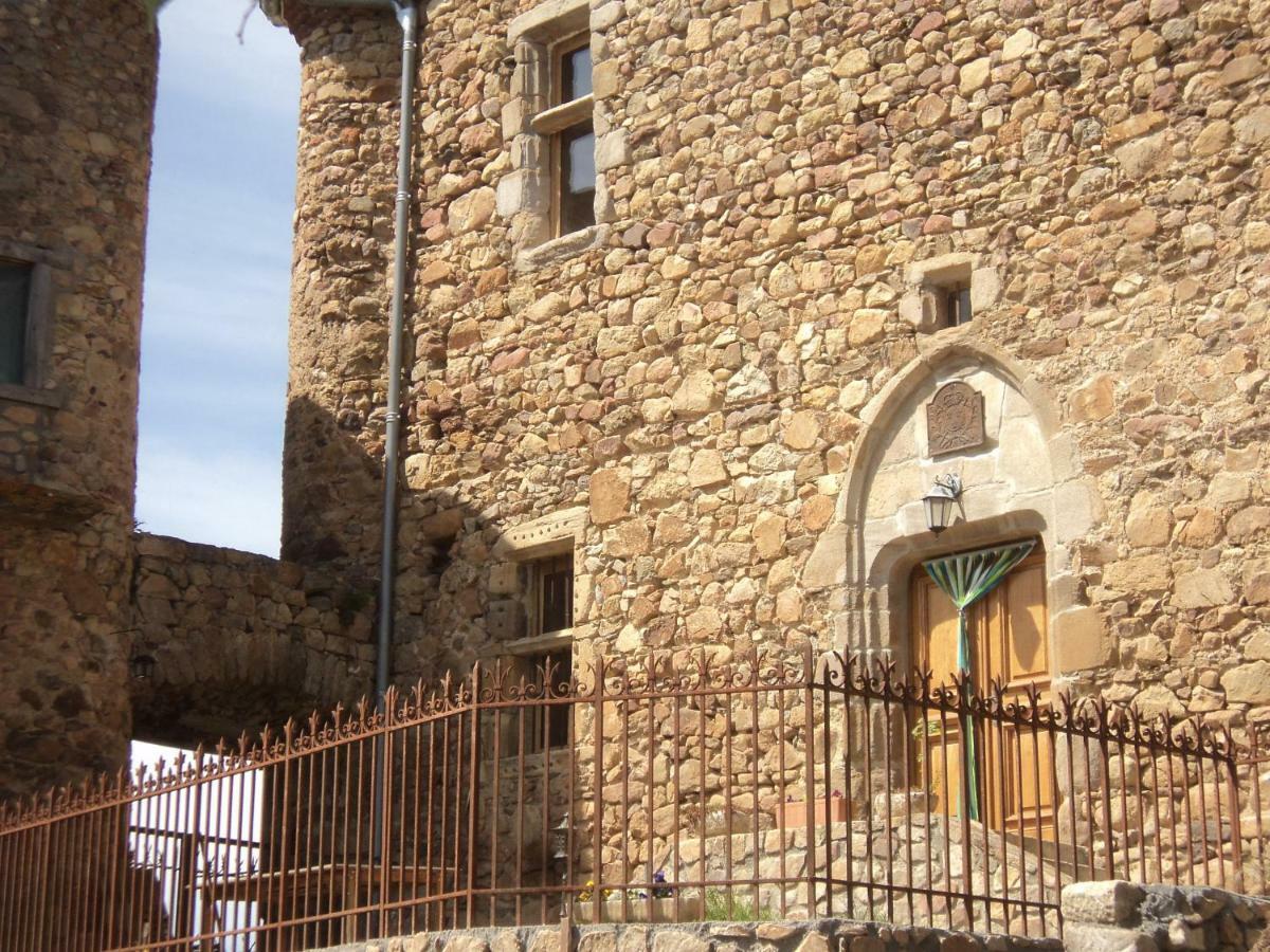 Bed and Breakfast Le Donjon De La Reine Margot Beaumont  Экстерьер фото